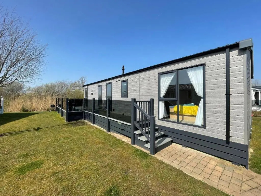 Indulgence Lakeside Lodge i3 with hot tub, private fishing peg situated at Tattershall Lakes Country Park