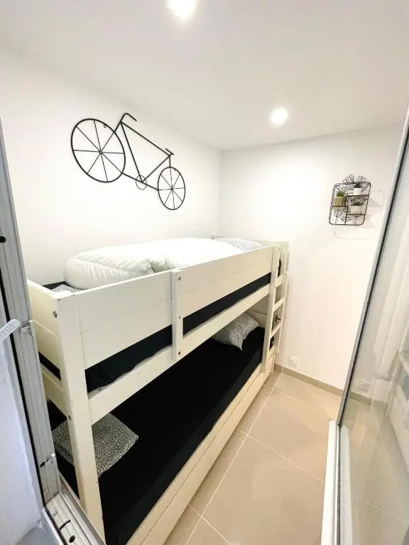 Grand studio en centre ville et à 50 mètres du port, climatisé