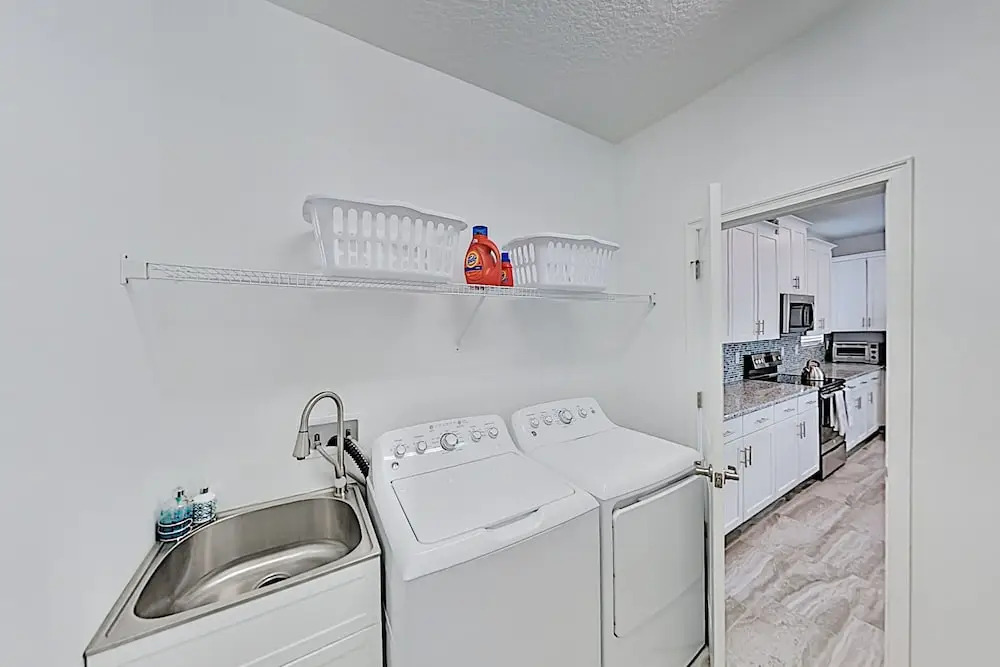 Storey Lake All-suite W/ Private Pool & Spa 5 Bedroom Home