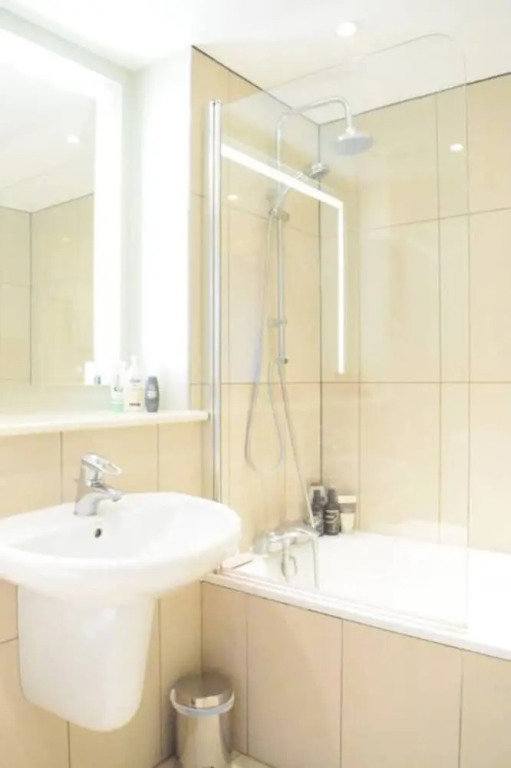East London 2 Bed Flat With Balcony