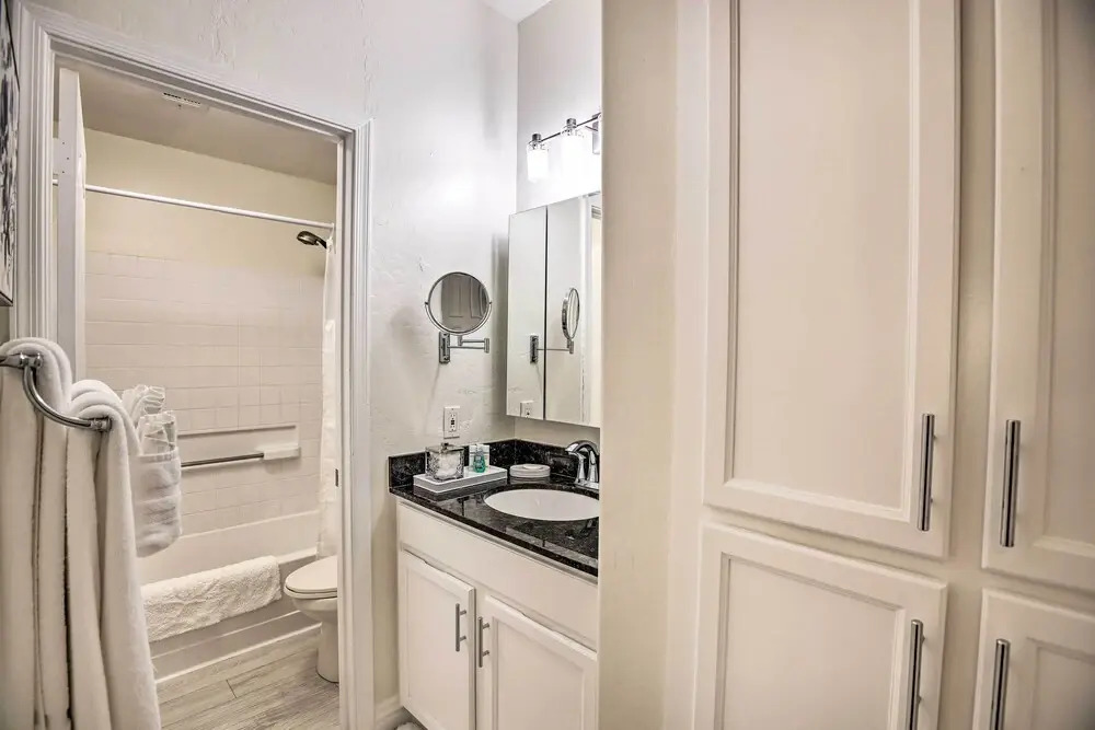 Bright Scottsdale Condo w/ Patio: 8 Mi to Old Town