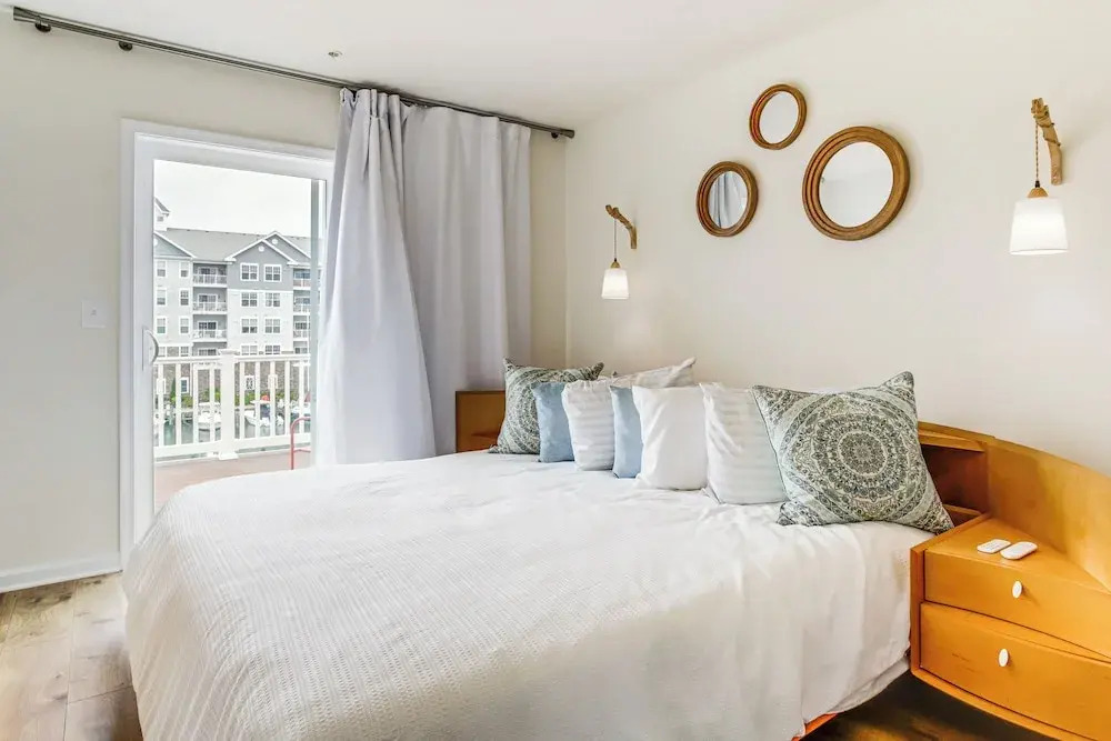 < 1 Mi to Dtwn: Waterfront Townhome in Cambridge!