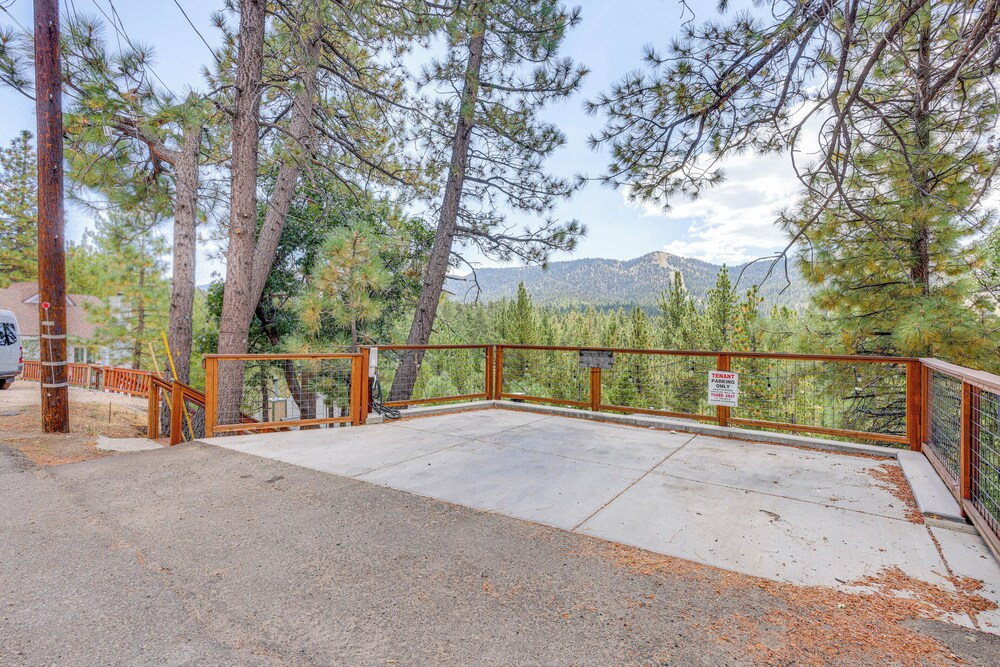 1 Mi to Skiing: Mtn-view Cabin in Big Bear Lake