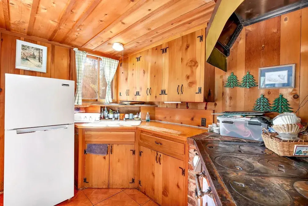 Rustic Knotty Pine - Minutes to the Water!