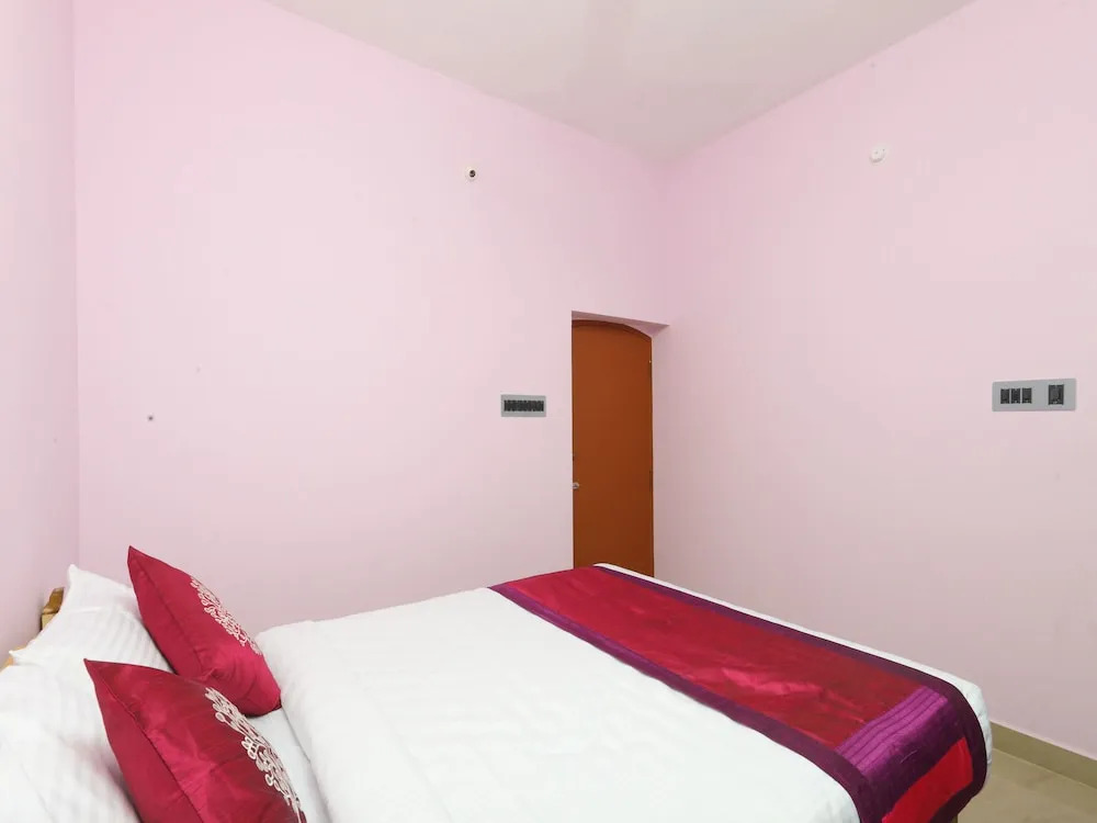 OYO 11698 Home Spacious 3BHK Near Boat House
