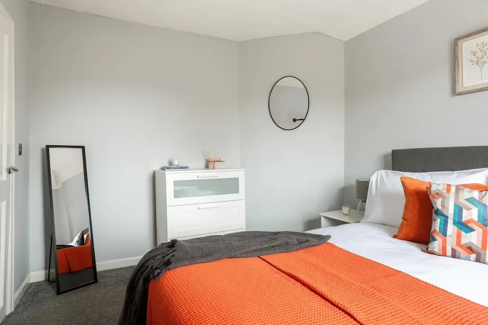 Two-bed House Sleeps 5 With Large Garden & Parking