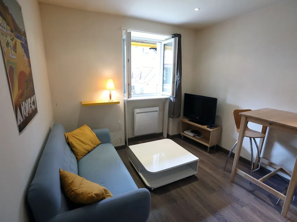 1bd Apartment Right Downtown