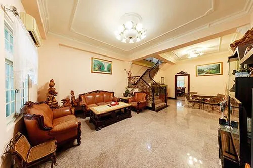 Earl Holiday House
