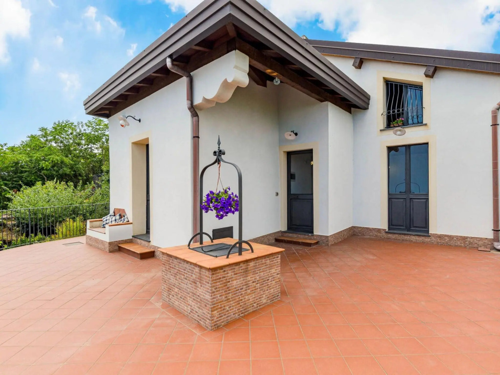 Villa with pool and panoramic surroundings