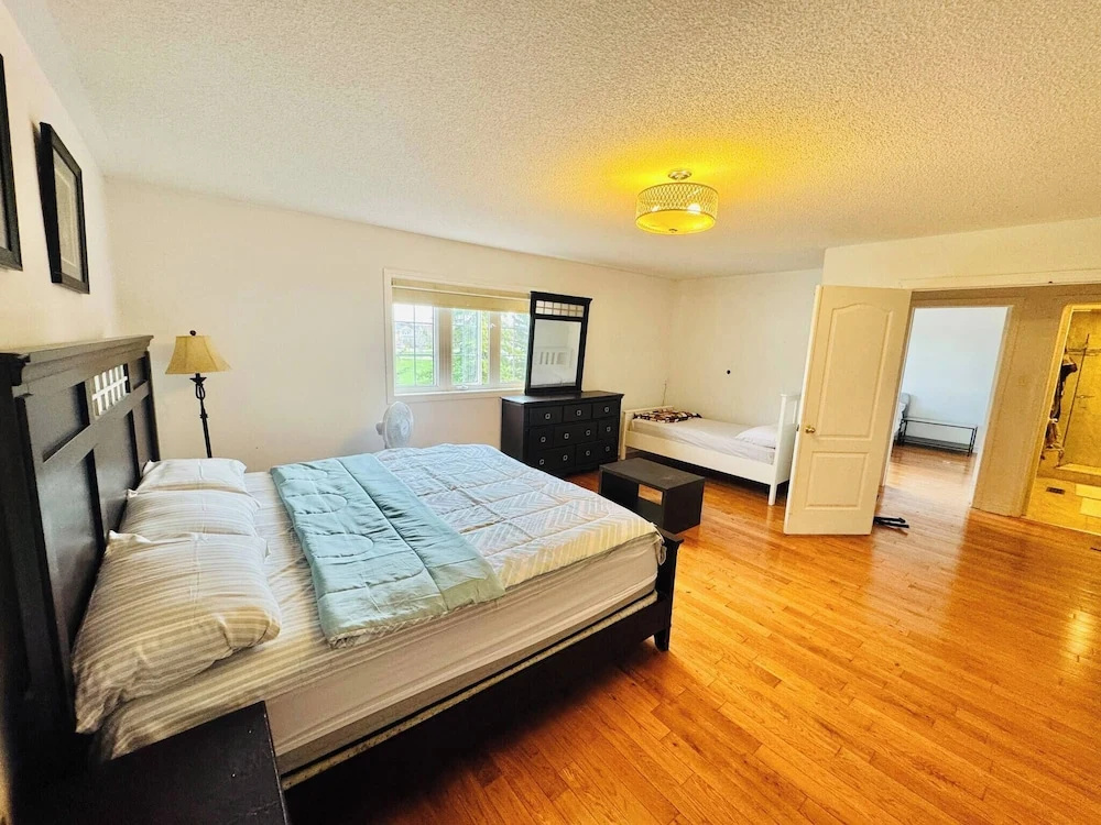 Full House 6 Bedrms, 7 Beds, 3 Bath Airport