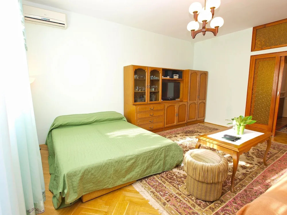Apartment 933