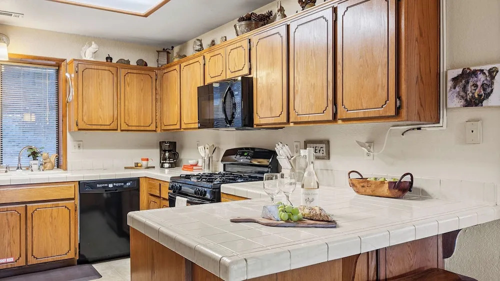 Cabin by Enchanting Managed by Avantstay Storybook Mountain Retreat Stone Fireplace + Vaulted Ceilings + Wraparound Deck Near Village