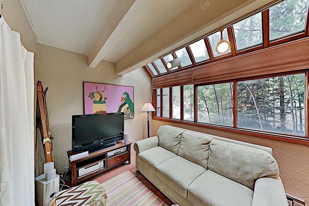 15tru5ai 3 Bedroom Condo