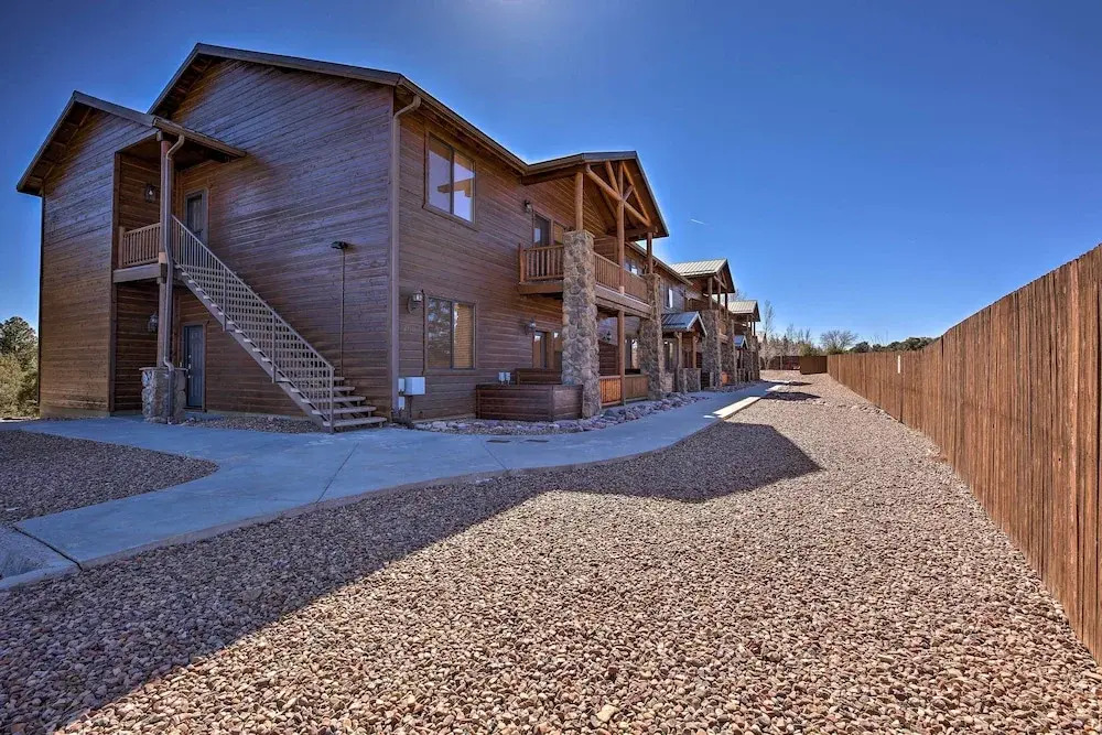 Near Lake & Trails: Show Low Condo w/ Grill!