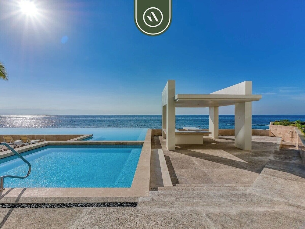Luxury Oceanfront 3 BR Condo - Pools