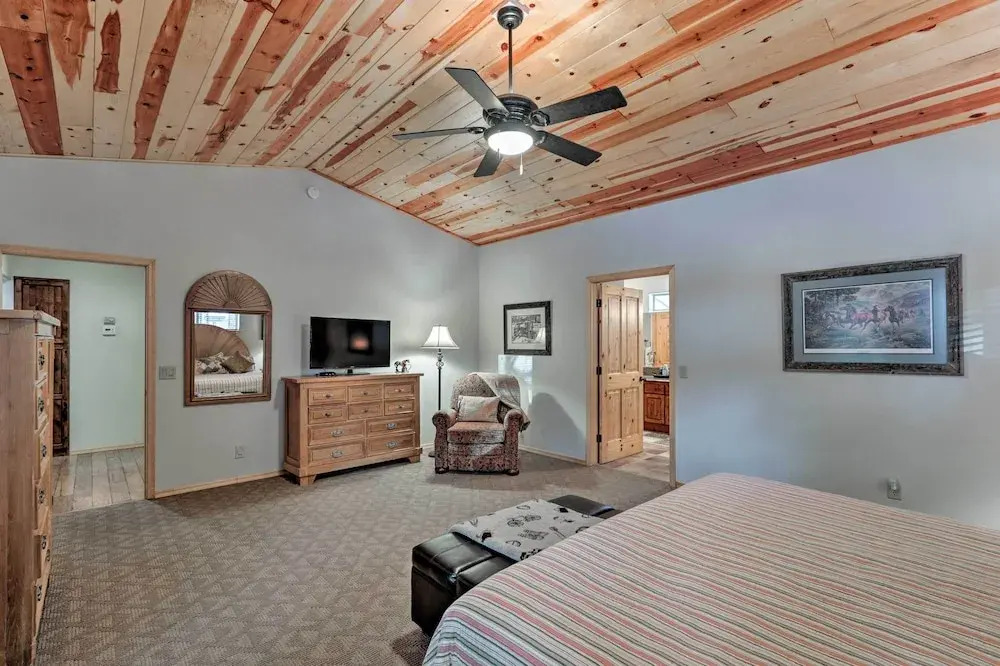 < 3 Mi to Pinetop Country Club: Luxe Cabin w/ Deck