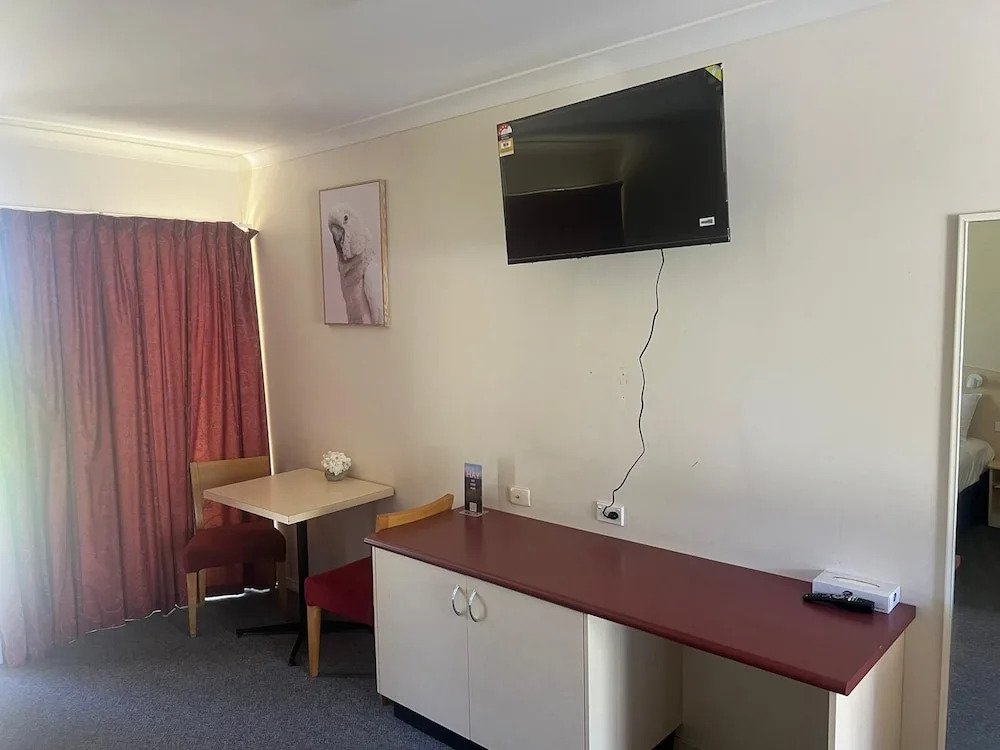 Outback Quarters Motel Hay