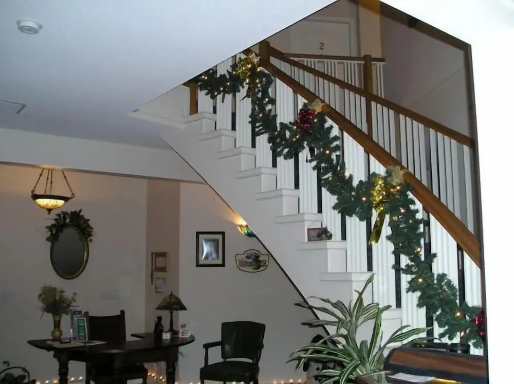Cedar Wood Lodge Bed & Breakfast Inn