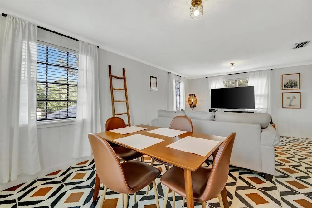 Swann Ave 2B Sleeps 6 Walk 2 Bayshore Hyde Park