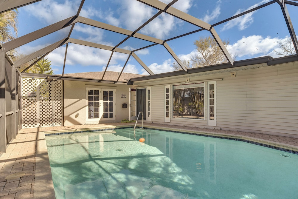 Poolside Oasis! Family Escape in Safety Harbor
