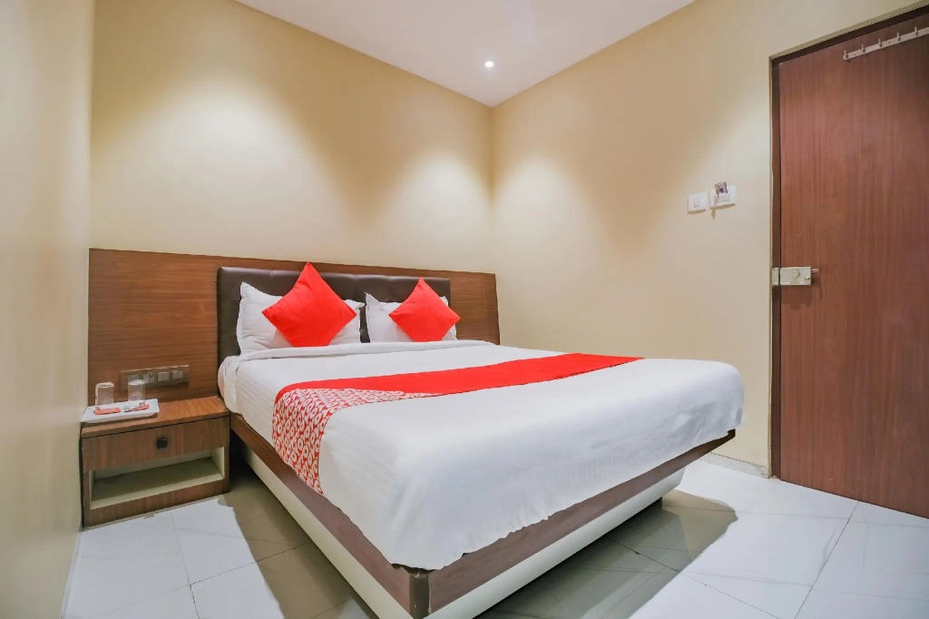 OYO 79617 Hotel Ahlan International
