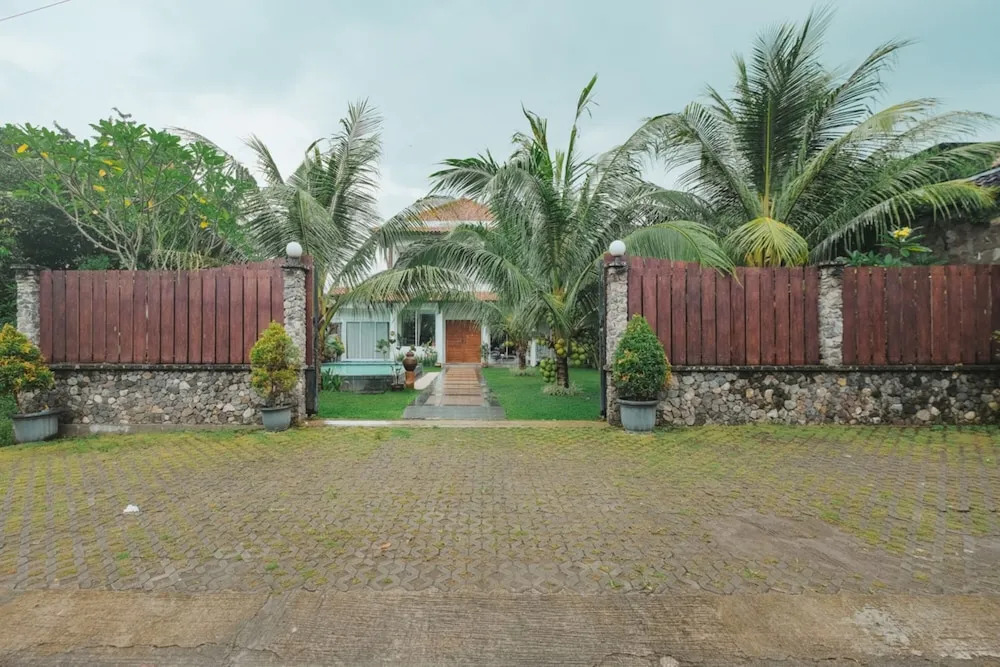 Villa Syariah Prambanan Private Swimming Pool by Simply Homy