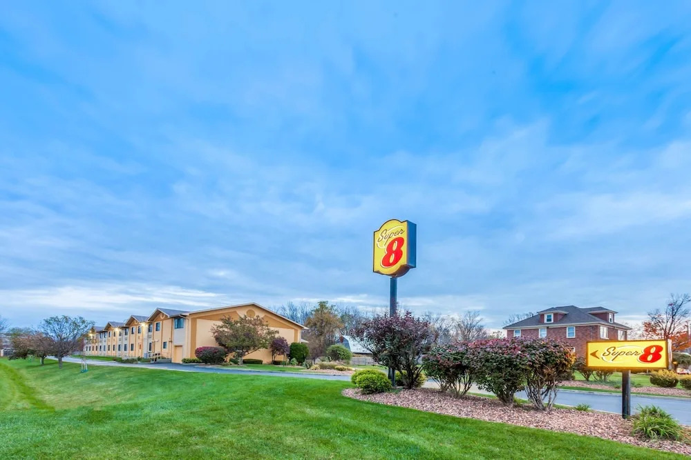 Super 8 By Wyndham Liverpool/Clay/Syracuse Area
