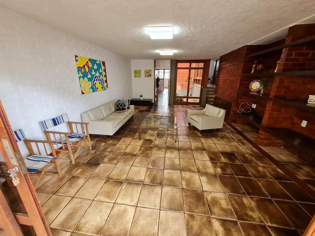 Casa Super Agradável, 250 metros da praia da Areia Preta, cinco quartos com ar, wifi, garagem, completa