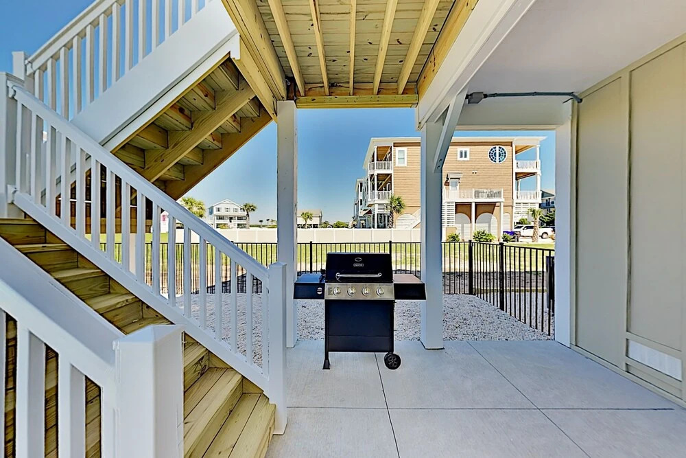 New Oceanside W/ Private Pool & Elevator 7 Bedroom Home