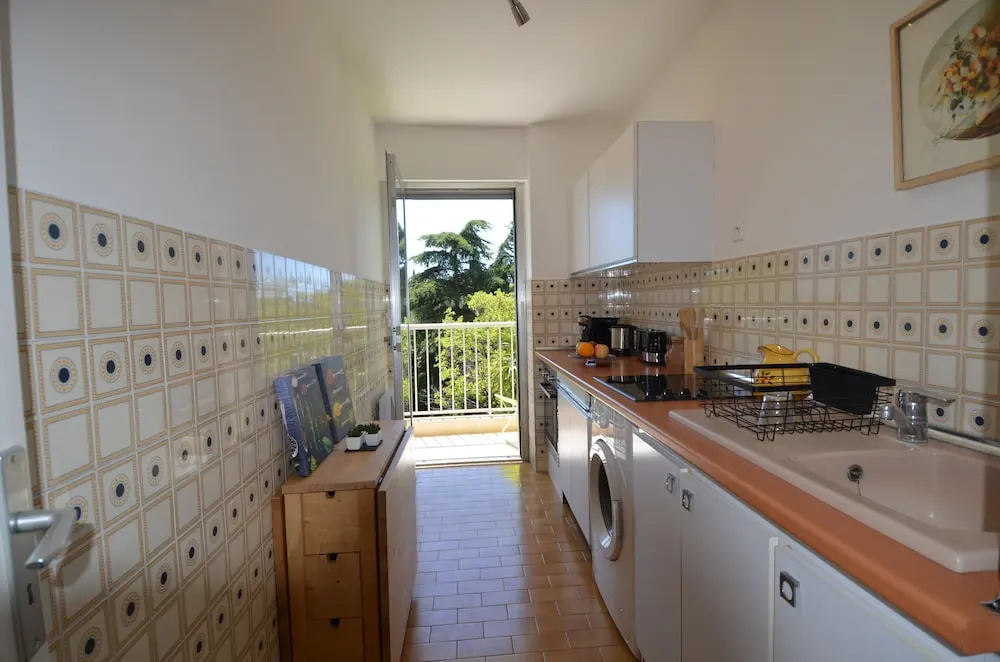 Large studio 4 persons with balcony Valrose district in Nice