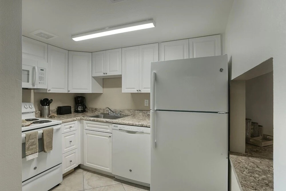 211 Fully Furnished 1BR Suite-Outdoor Pool! by RedAwning