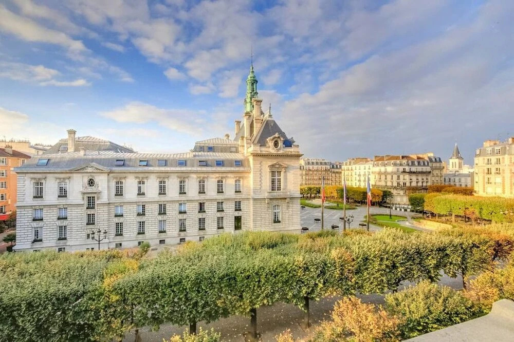 Spacious and Bright Apartment in Levallois