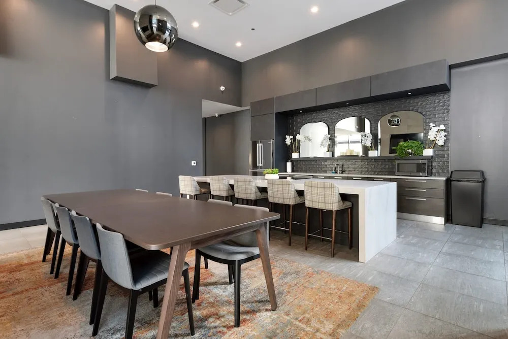 Downtown Charm 2BR Comfort Great Amenities