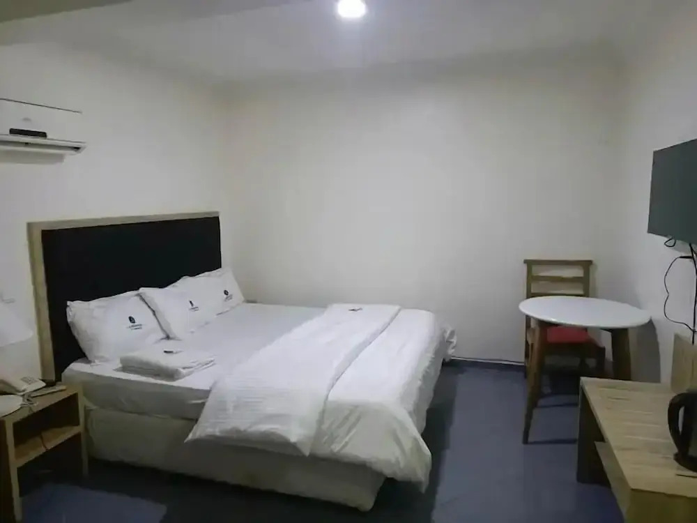 La Monde Hotel and Suites