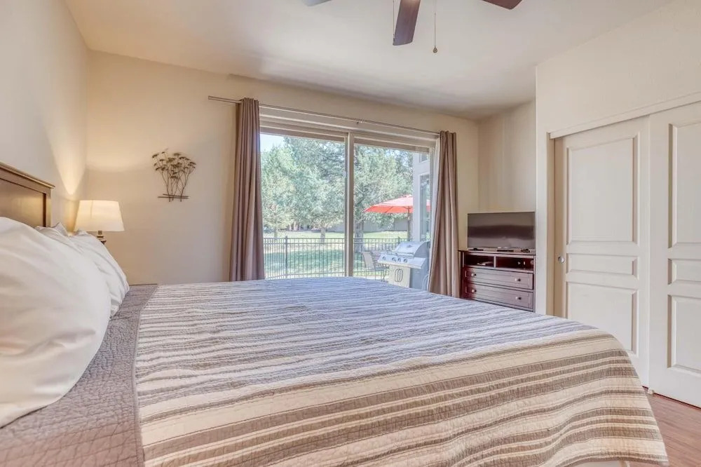 Spacious Outdoor Patio and Resort Amenities - Stylish Retreat
