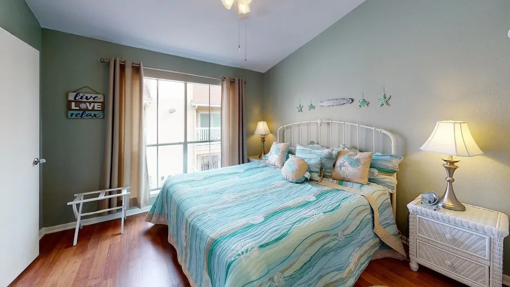 Sea-turtle 302 - Lovely 2br Beach Condo With Resort Amenities! Walk To Beach! 2 Bedroom Condo by Redawning