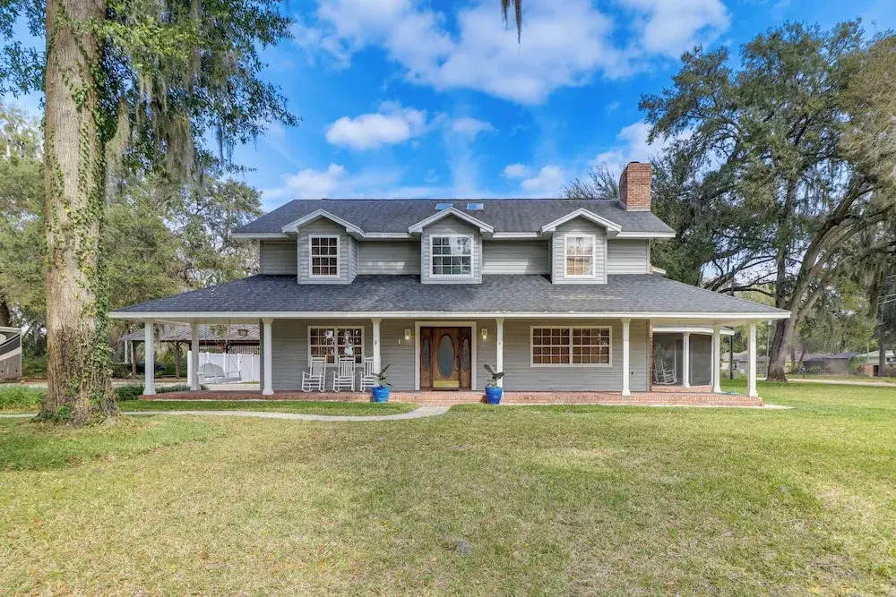 Private Pool & Lake Views: Family Home in Oxford