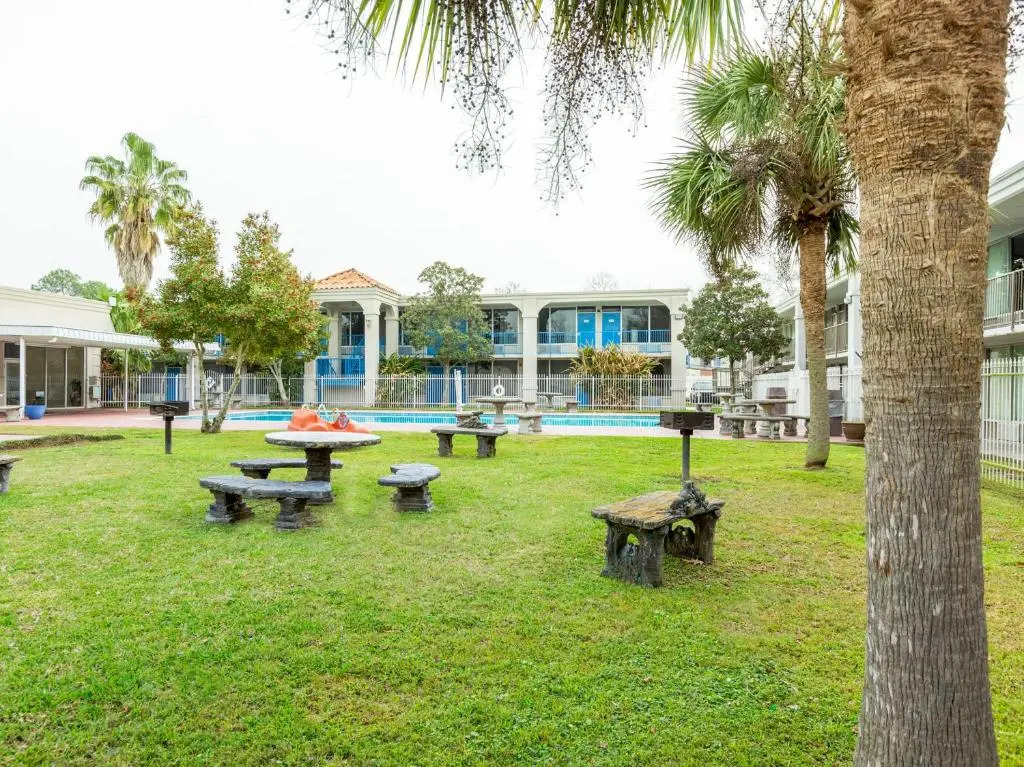 Calloway Inn & Suites