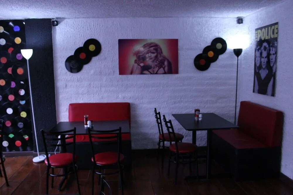 Vinilo House  Grill