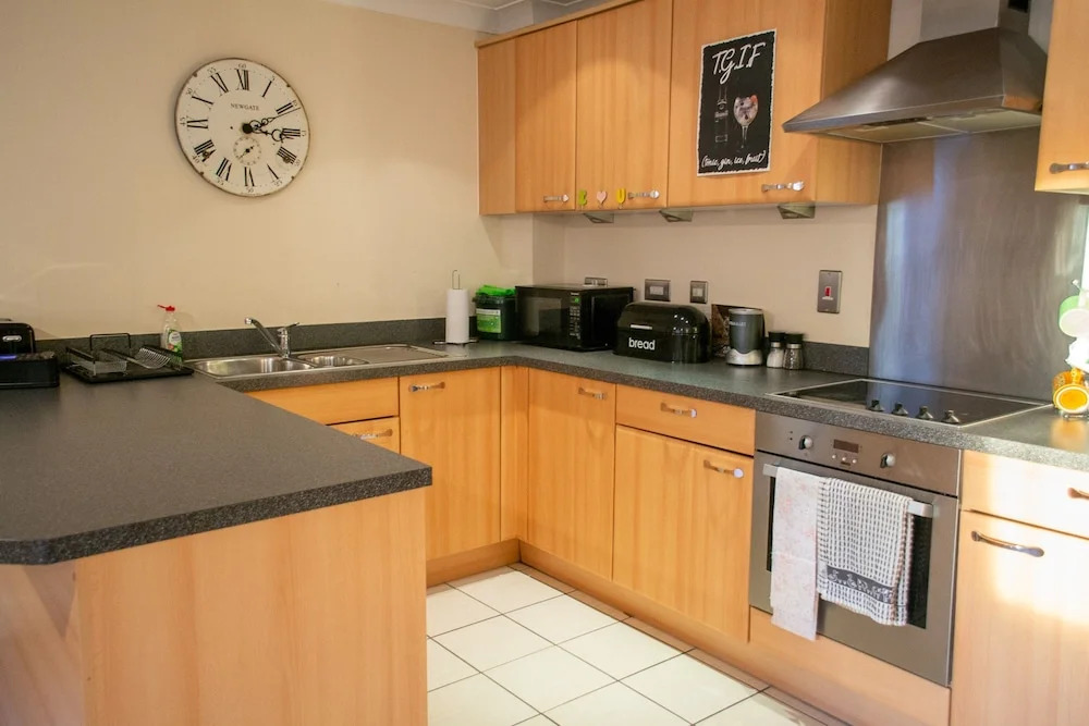 Bright 2 Bedroom Flat With Parking in Oxford