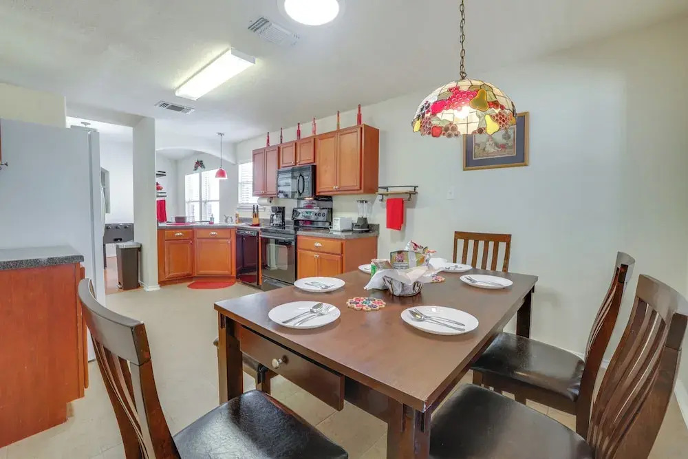 San Antonio Area Home w/ Deck, 14 Mi to Dtwn!