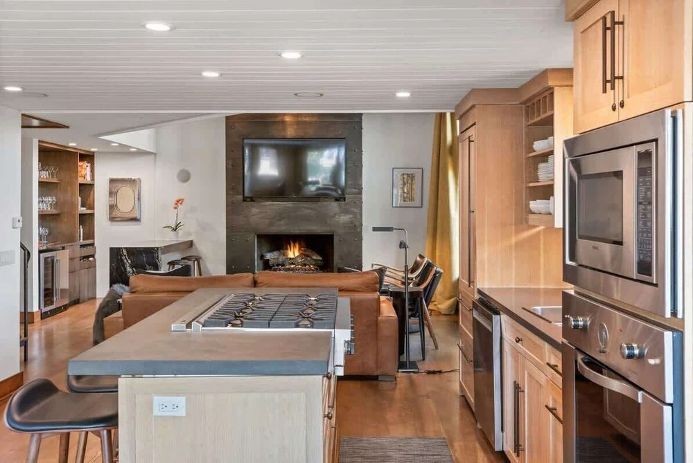 Snowline Lodge 4BR Home With Hot Tub, Pool & BBQ