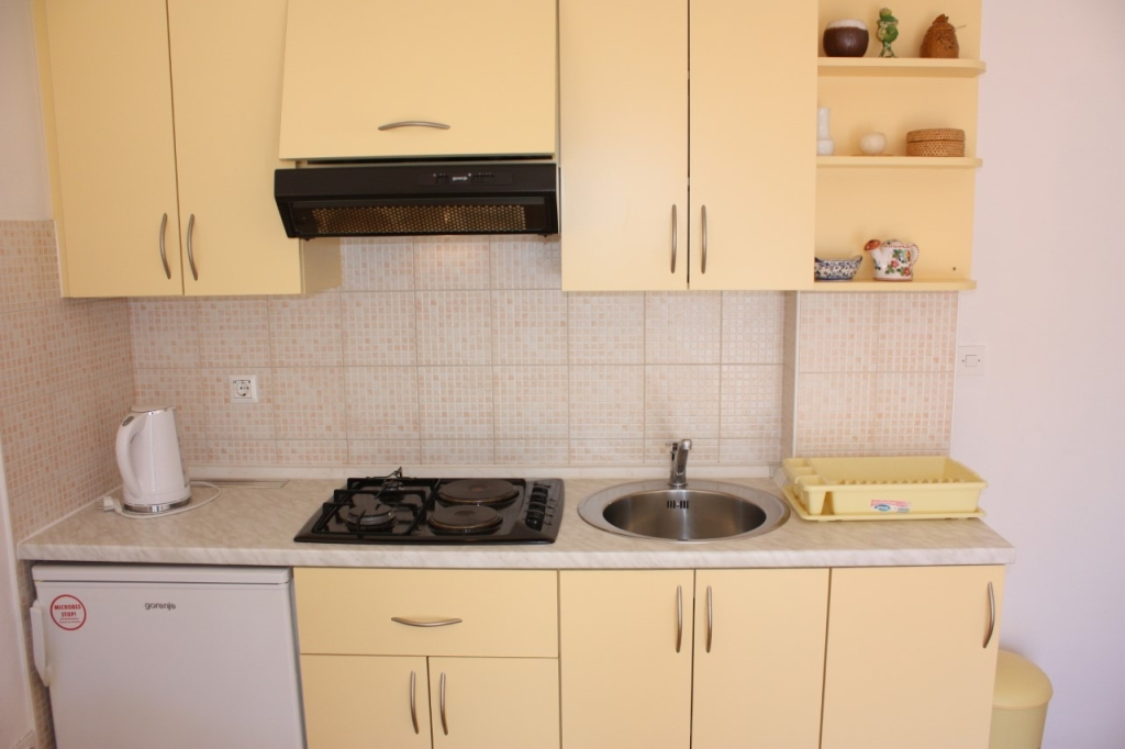 Apartment Petri - close to the sea: A2 Zuti  Tisno, Island Murter