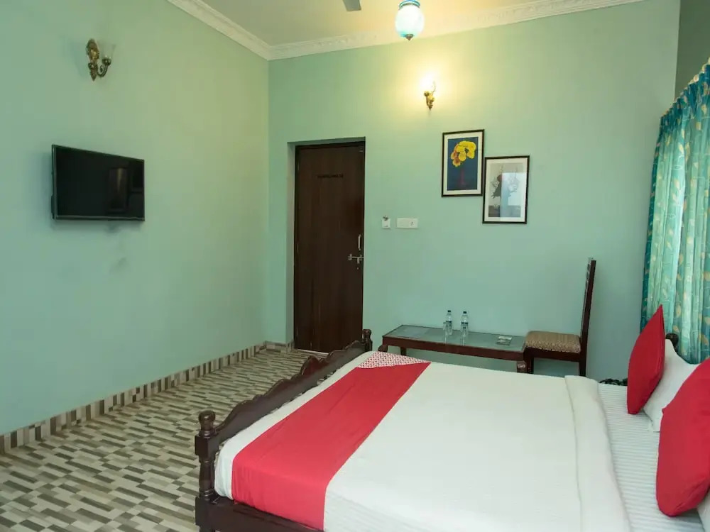 OYO 14119 Hotel Manwar
