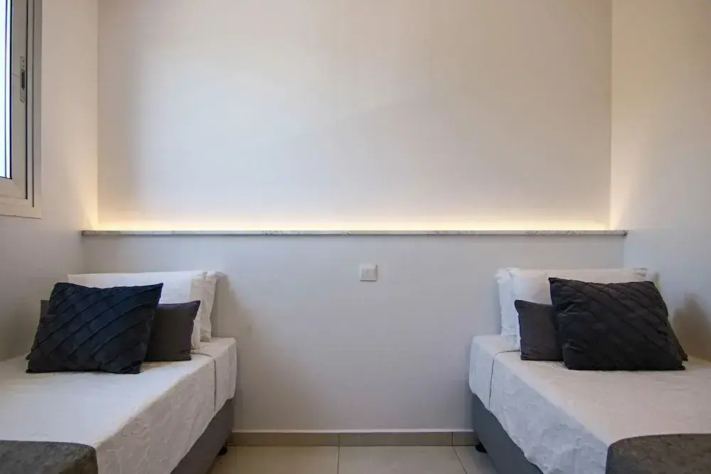 Phaedrus Living: Seaside Executive Flat Harbour 203