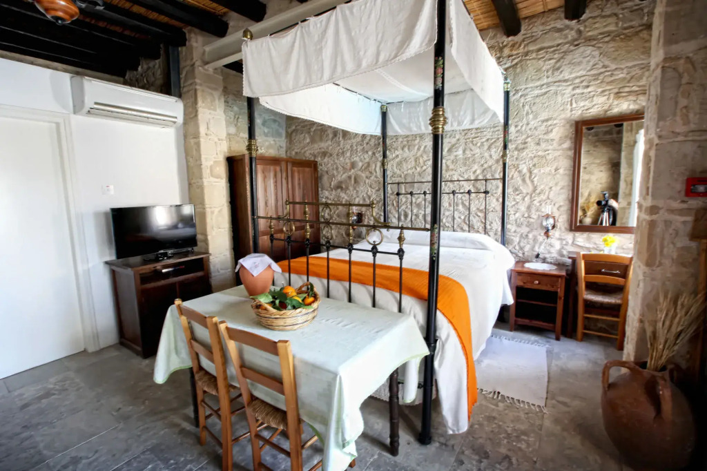 Leonidas Village Houses