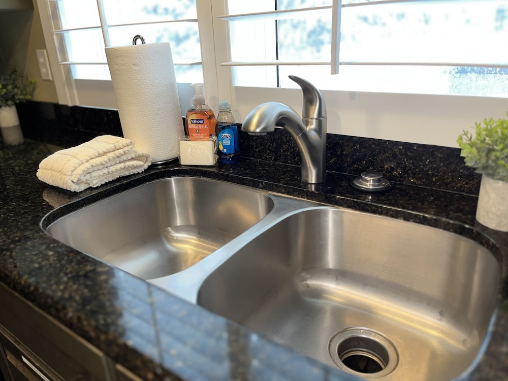 Charming Family Retreat With New Hot Tub, Walk To Main Street & Transit Center 470 3 Bedroom Home