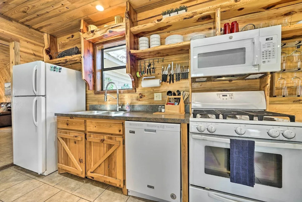 Broken Bow Getaway: Hot Tub, Grill & Fire Pit