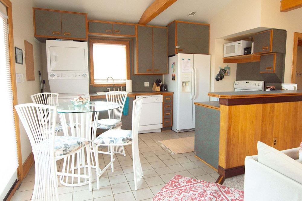 Upstairs 1Br Beach Apartment in the Heart of the Vibe District 5 Minute Stroll to Beach 1480