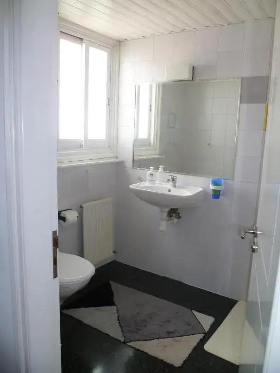 Double room with ensuite bathroom at Datacom building